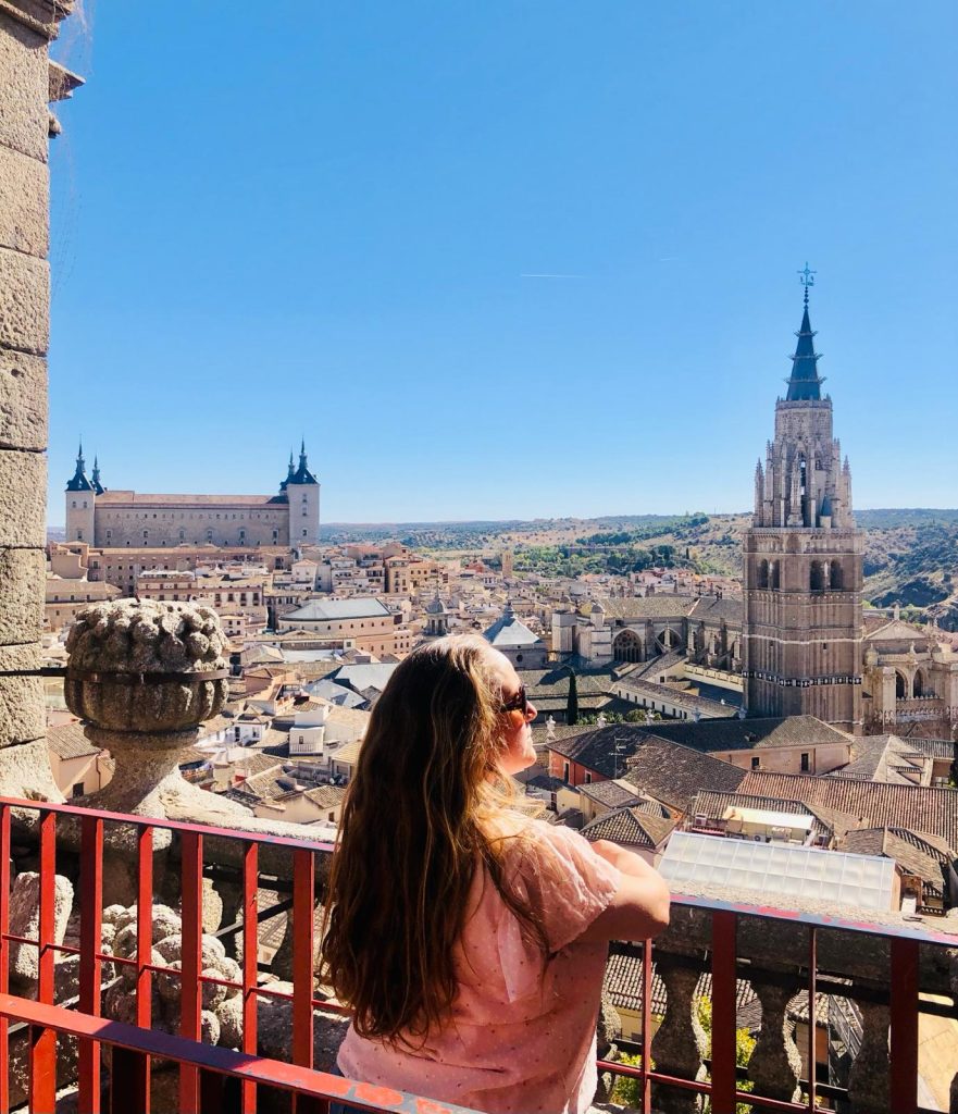 Guía de Toledo en mis zapatos con la catedral y el alcázar de fondo