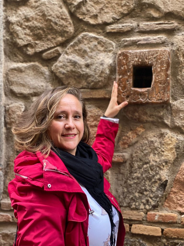 Guía de Toledo al lado de la ventana más pequeña del mundo