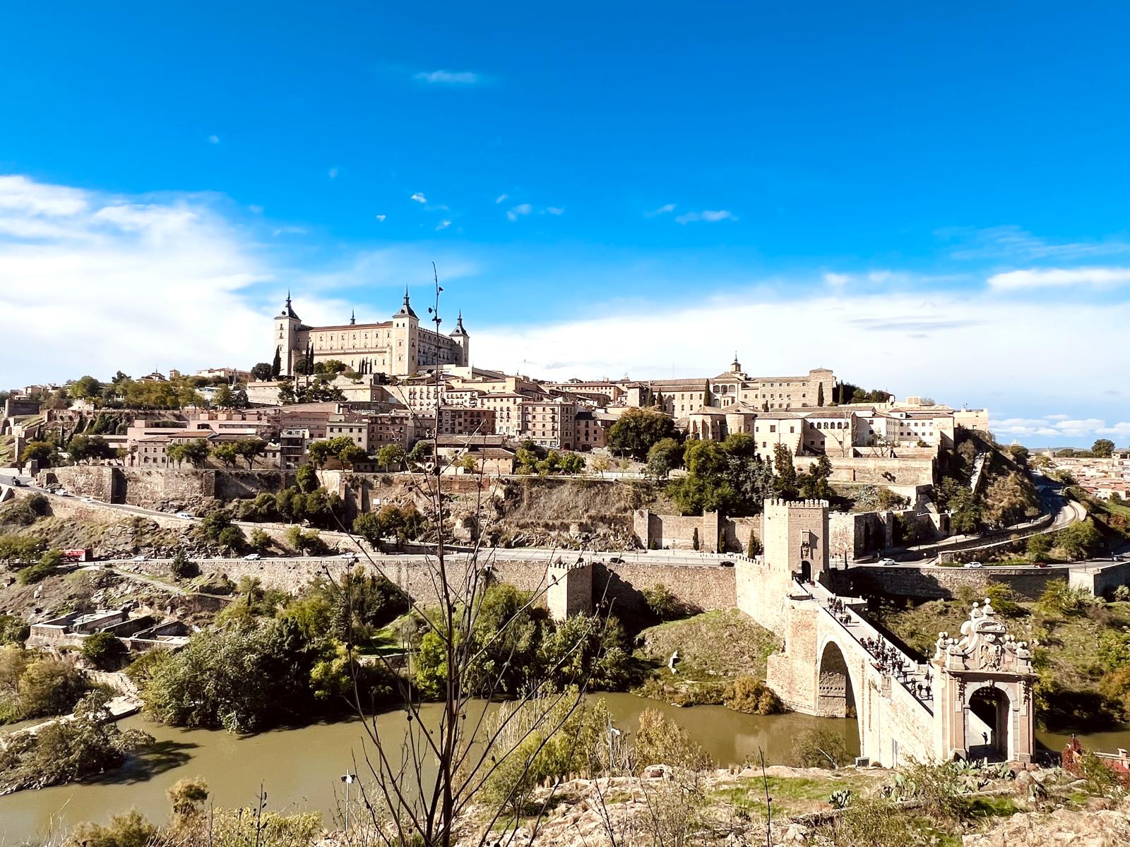 Vista de el Alcázar y el puente de Alcántara sobre el río tajo en Toledo. Planes gratis en Toledo
