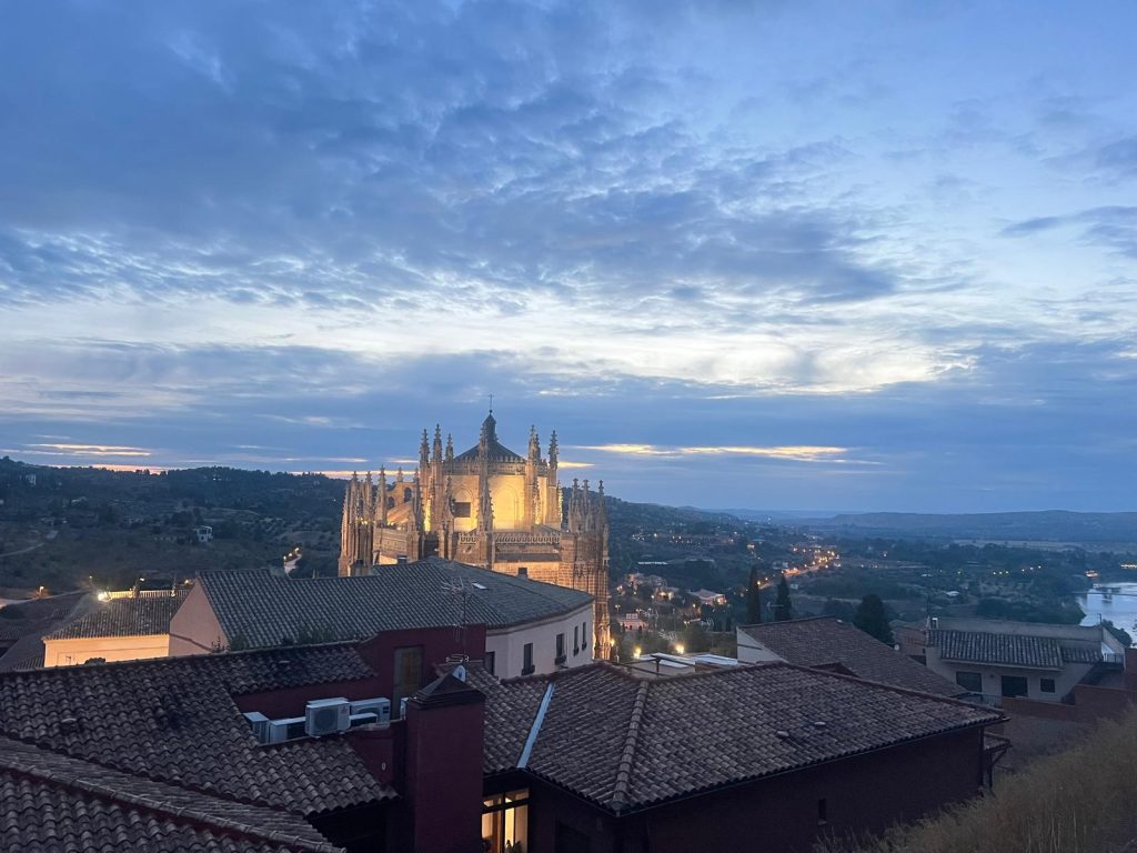 Vista del atardecer en Toledo desde el Mirador Virgen de Gracia con el Monasterio de San Juan de los Reyes al fondo
