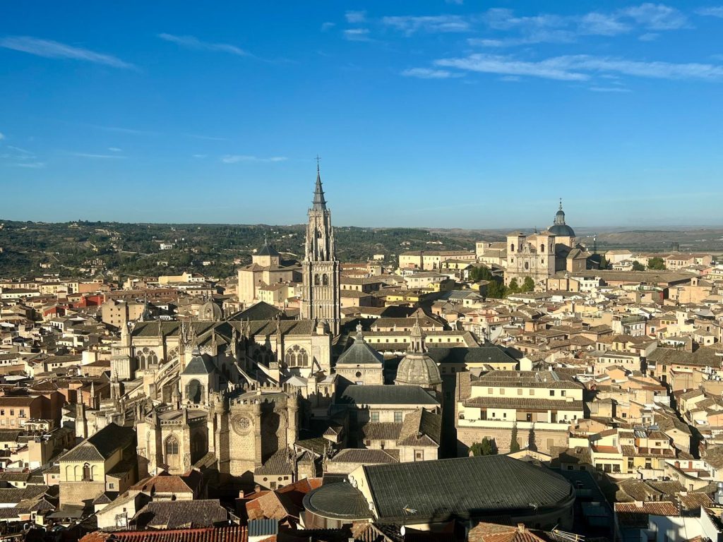 Vista panorámica desde la biblioteca del Alcázar de Toledo con la Catedral y la iglesia de San Román al fondo.