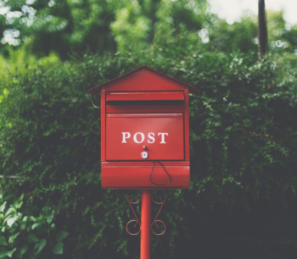 Buzón rojo de correo con la palabra post
