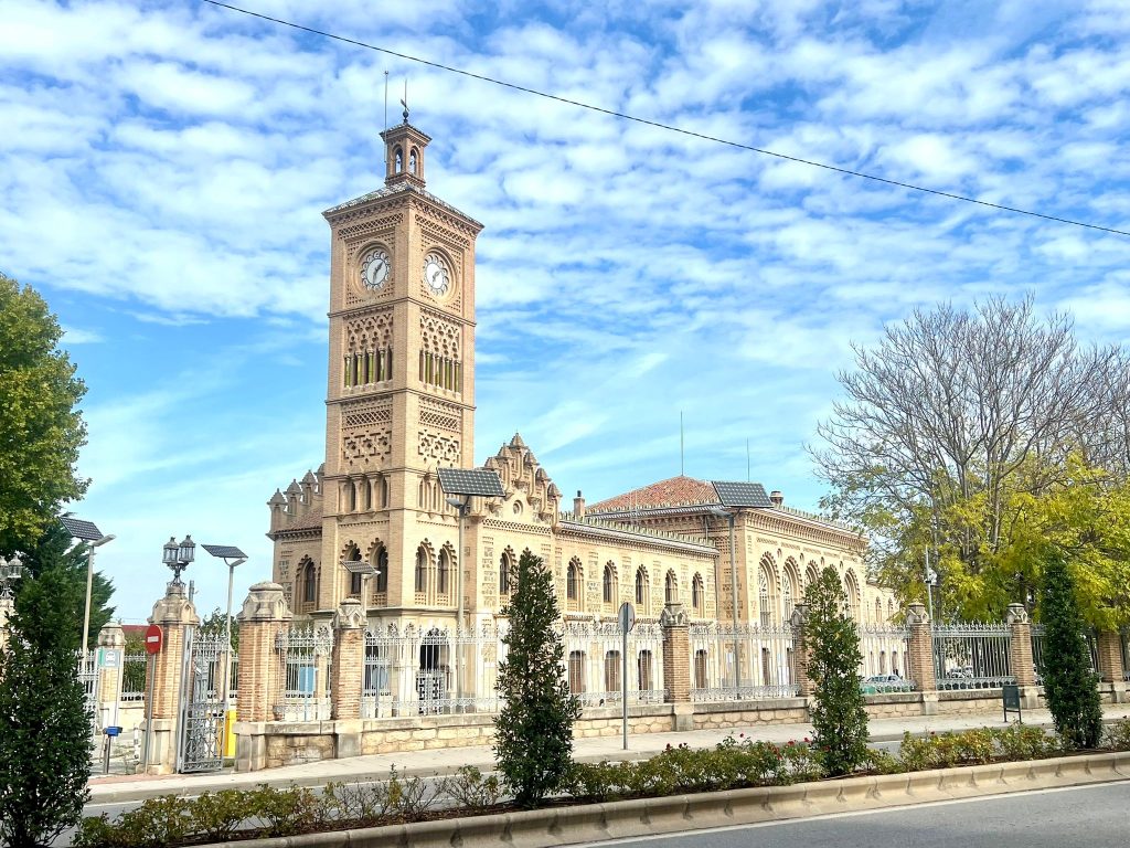 Estación de tren de estilo mudéjar en Toledo.