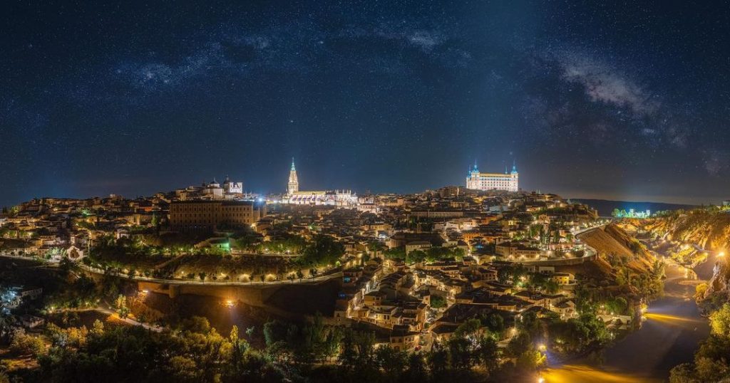 Vista nocturna panorámica de Toledo desde el mirador del valle. Planes gratis en Toledo