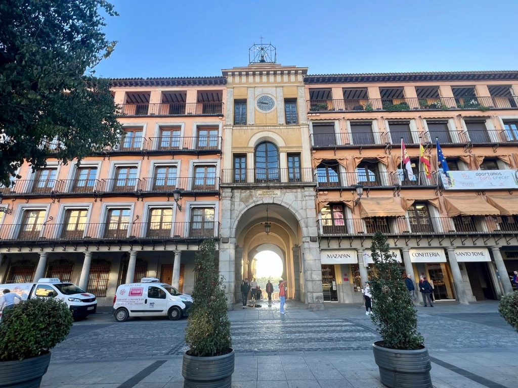 Plaza de Zocodover en Toledo con el arco de la sangre en el centro. Toledo en un día