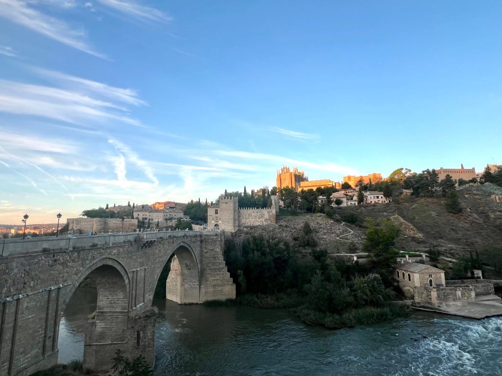 Puente de San Martín con el Monasterio de San Juan de los Reyes al fondo y el río Tajo. Planes gratis en Toledo.