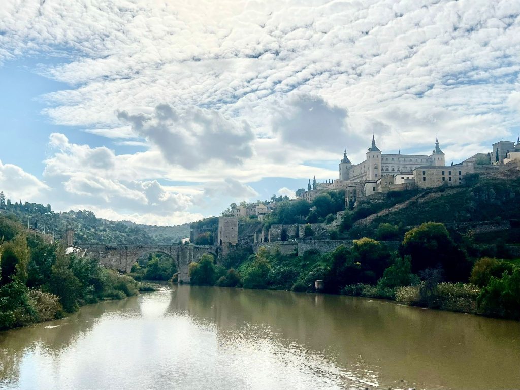 Vista panorámica de l Puente de Alcántara y el Alcázar de Toledo sobre el río Tajo. Planes gratis en Toledo