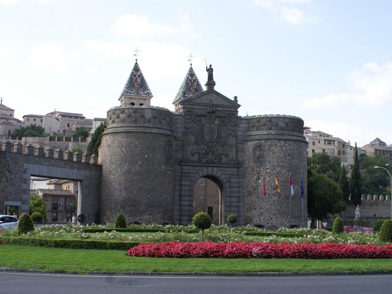 Puerta de Bisagra en Toledo. Visitas gratis en Toledo